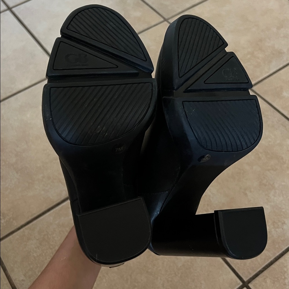 Like New! GB Gianni Bini Black Heeled Ankle Boots - Picture 7 of 9
